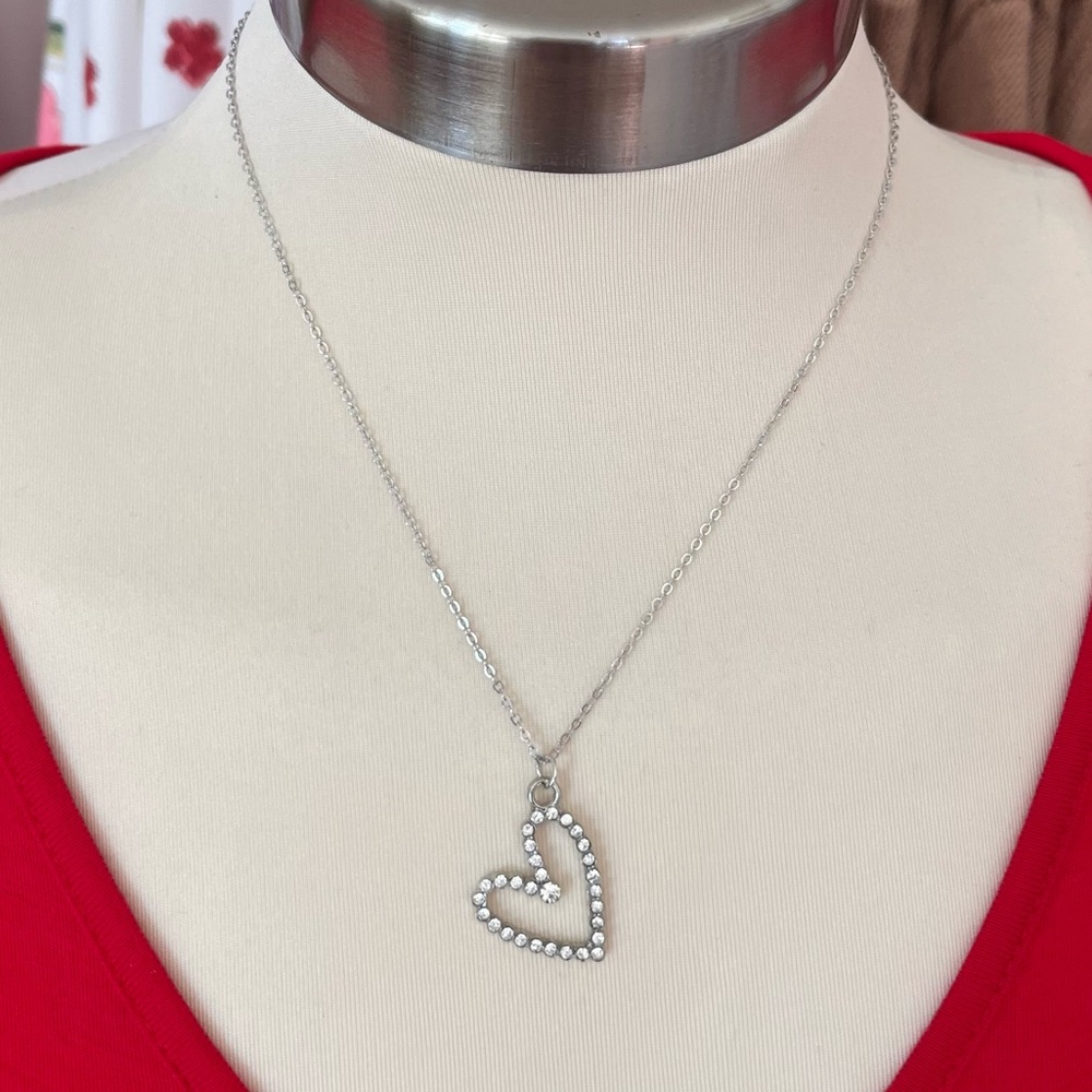 🏷️ Crystal Silver Tone Side Heart Necklace